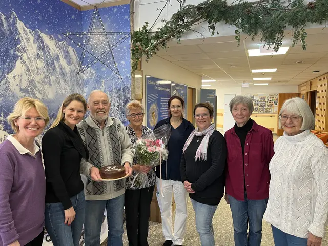 Mitarbeiterin Regina Trofeit, Ehrenamtskoordinatorin Andrea Schmuckenschlager, Jubilar Rudi Brunnbauer, Lore Brunnbauer, Physiotherapeutin Saskia Schuch, Dir. Stv. Angelika Traschler, EA Mitarbeiterinnen Christiane Rauckenberger und Christa Valetti. | Foto: PBZ Klosterneuburg
