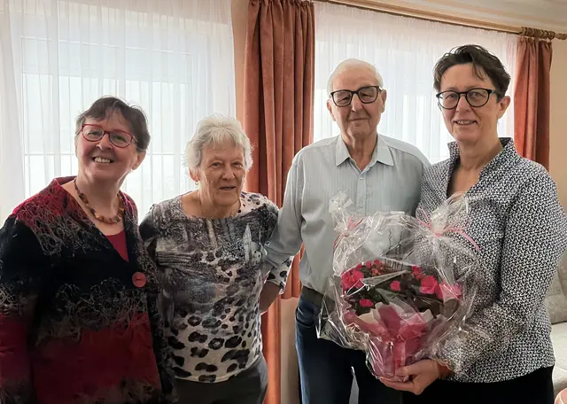 Helga und Adolf Bollauf feierten Eiserne Hochzeit und wurden von Vizebürgermeisterin Franziska Zohner-Kienesberger (li.) und Bürgermeisterin Sabine Promberger (re.) beglückwünscht. | Foto: Gde. Ebensee
