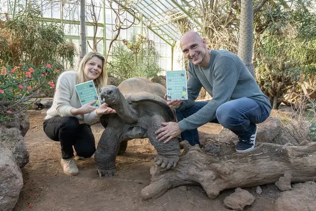 "Tierische" Arbeitsteilung: Autorin Christina Gschwendtner und Naturfotograf Daniel Zupanc setzen den Zoo gemeinsam in Szene. | Foto: Daniel Zupanc
