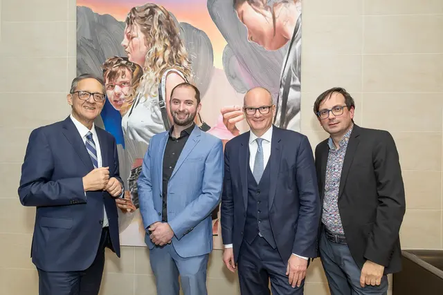 (v.l.n.r.) Dr. Günther Ofner, Vorstand der Flughafen Wien AG, Martin Veigl, Künstler, Mag. Julian Jäger, Vorstand der Flughafen Wien AG und Günther Oberhollenzer, Kurator der VIP Terminal Art Lounge | Foto: Flughafen Wien