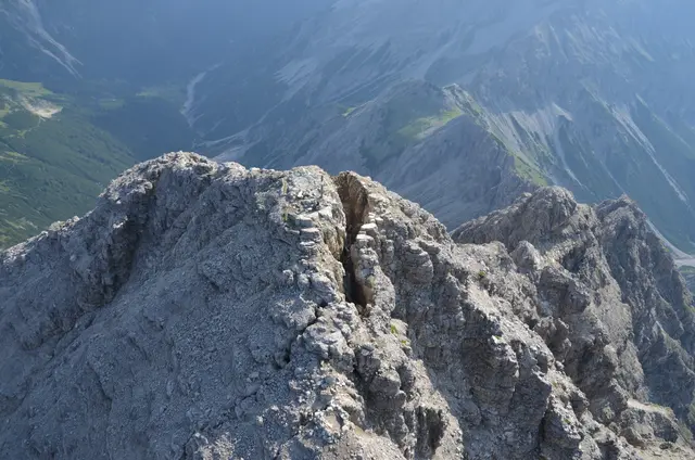 Im Gipfelbereich des Hochvogel hat sich ein großer Spalt aufgetan. Teile des Berges werden irgendwann einmal abbrechen. | Foto: Archiv/Landesgeologie
