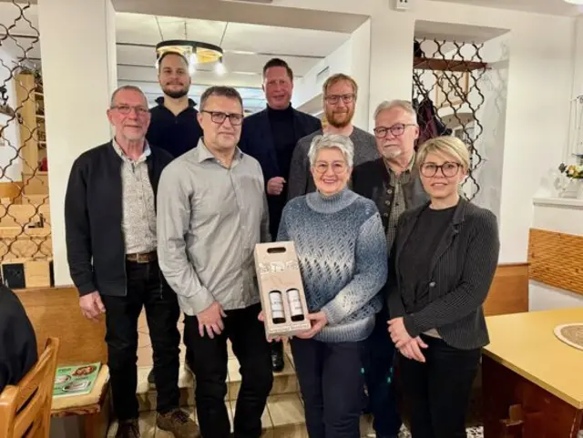 Die Gemeindevorstände, Landesabgeordneter Thomas Hoffmann, Alt-Bürgermeister Josef Kutrowatz und Bürgermeisterin Ulrike Kitzinger gratulieren Josef Jagschitz zu seinem neuen Amt.  | Foto: SPÖ Sigless