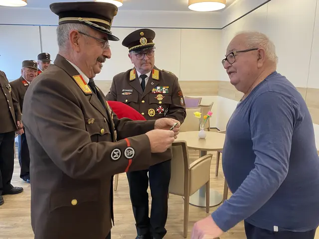 Erich Schipfer (l.) und Oskar Strametz (Mitte) verleihen Franz Wippel (r.) die Medaille und Ehrenurkunde | Foto: FF Otternitz