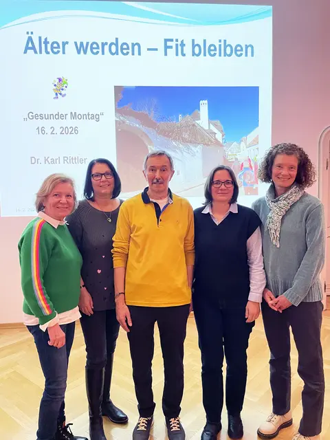 Karl Rittler begeisterte das zahlreich erschienene Publikum mit seinem Vortrag „Älter werden – Fit bleiben“. Unter den begeisterten Zuhörerinnen und Zuhörern waren auch die für die Gesunde Gemeinde verantwortliche Gemeinderätin Eva Morawetz, Gesunde Gemeinde-Projektkoordinatorin Monika Stöhr sowie die Gemeinderätinnen Ingrid Bresich und Bettina Sprosec. | Foto: Marktgemeinde Maria Enzersdorf