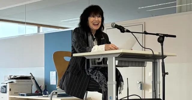 Ulrike Atteneder, Lehrerin an der NMS Pregarten, liest einen der 20 Klassen-Siegertexte. | Foto: MeinBezirk