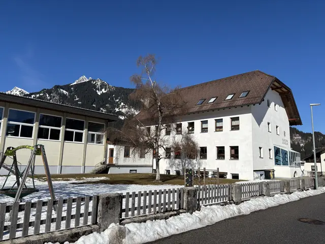 Die Volksschule Lechaschau entspricht nicht mehr den heutigen Anforderungen. Eine Modernisierung wird schon lange diskutiert, jetzt soll sie Wirklichkeit werden. | Foto: MeinBezirk/Günther Reichel