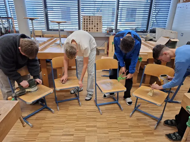 Mit Schleifpapier und Lack: Die PTS-Schüler bringen alte Sessel wieder in Schuss. | Foto: PTS Mattighofen