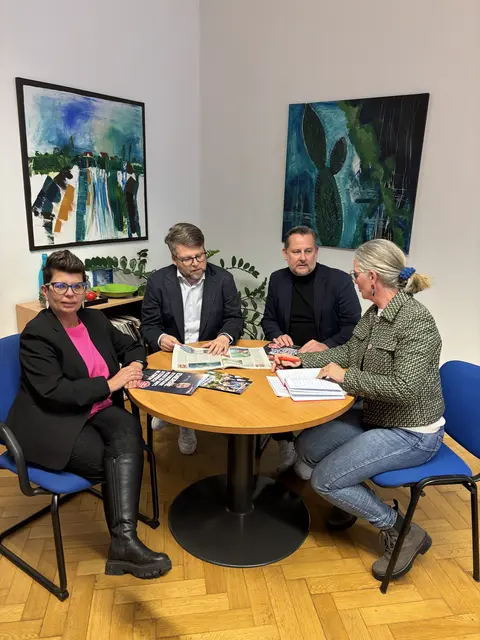 MeinBezirk-Redakteurin Waltraud Fischer im Gespräch mit Bundesrätin Bernadette Kerschler, SPÖ-Klubobmann Harald Schwarz und LAbg. Andreas Thürschweller (v.l.) | Foto: MeinBezirk/Waltraud Fischer