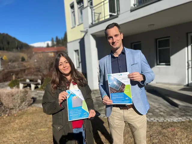 Bürgermeister Michael Reiner mit KEM Managerin Johanna Butta freuen sich, viele Menschen bei der Energiemesse begrüßen zu dürfen. | Foto: RM Regionalmanagement Mittelkärnten GmbH