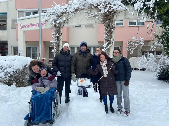 Der Schneemann umringt von der übermütigen PBZ Gemeinschaft | Foto: Mathis Bazata