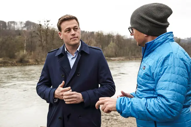 Umwelt- und Klima-Landesrat Stefan Kaineder informiert über die Gewässererwärmung im Bezirk.
 | Foto: Land OÖ