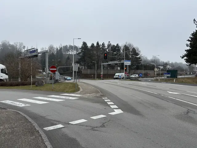 Die Ampelanlage auf der Traunufer-Landesstraße in Thalheim soll nun erneuert werden: Es kommt zu Sperren. | Foto: MeinBezirk