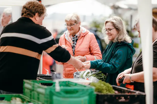 Beim Blumen- und Genussmarkt lässt sich eine große Auswahl an kulinarischen Köstlichkeiten aus der Region finden - frisch, und in höchster Qualität.  | Foto: Sophia Hartsch/bunterpixel Fotografie