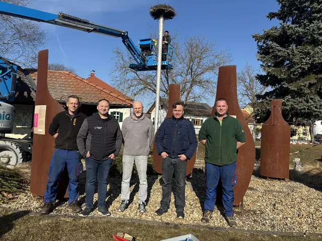 Der Neue Mast und Nest steht und alle beteiligten Personen freuen sich darüber.  | Foto: Elisabeth Kloiber