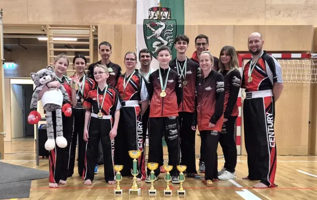 Die Leibnitzer Kickboxerinnen und Kickboxer mit ihrer Ausbeute bei der Landesmeisterschaft | Foto: ASKÖ-Kickboxclub Leibnitz