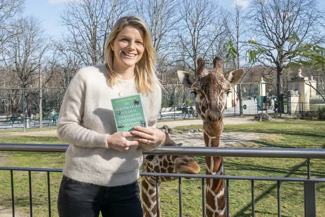 Christina Gschwendtner blickt in ihrem neuen Buch hinter die Kulissen des Tiergartens Schönbrunn. | Foto: Daniel Zupanc