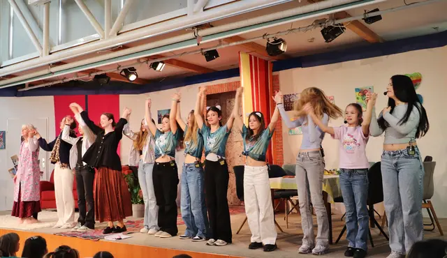 Verdienter Applaus für das Jugendtheater Fantasia unter der Leitung von Fabienne Hatzl und Sabine Jakubzig. | Foto: Edith Ertl