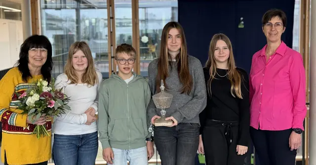Lehrerin Ulrike Atteneder (l.) und Direktorin Manuela Kopf-Teufel (r.) mit den Jahrgangsgewinnerinnen und -gewinnern: Lisa Pilgerstorfer (2.v.l., 1. Klasse), Gerold Radhuber (2. Klasse), Sarah Schiefer (3.v.r., 3. Klasse) und Franziska Kapfer (2.v.r., 4. Klasse). | Foto: MS Pregarten/Haslinger