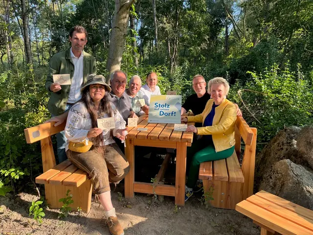Landtagsabgeordneter René Lobner (stehend), (sitzend) Katrin Teubner (Obfrau), Bürgermeister Erich Hofer, Rudolf Schöfnagl, Jakob Sommerhuber, Manfred Glasl, Regina Bauer-Engelbrecht von der Dorf- und Stadterneuerung (v.l.). | Foto: DEV Auersthal