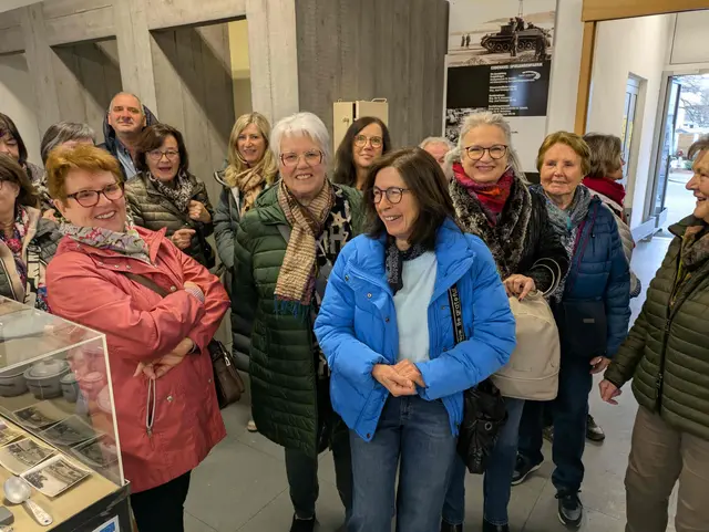 60 Senioren trafen sich am 24. Februar in St. Valentin zum Ausstellungsbesuch.  | Foto: NÖ Senioren