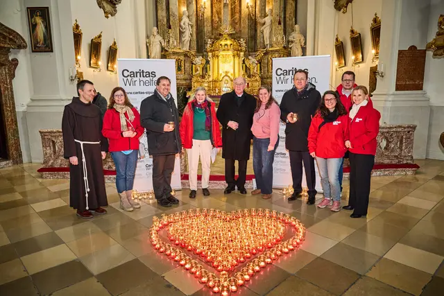 Pfarrer Pater Lucjan Hozer, Alexandra Nolz (Caritas), Caritasdirektor Hannes Ziselsberger, Veronika Prüller-Jagenteufel (Caritas), Bischof Alois Schwarz, Magdalena Ganster (Sankt.), Bürgermeister Matthias Stadler, Laura Hönigl (Caritas), Caritas Generalsekretär Christoph Riedl, Annika Urbanitsch (Caritas) | Foto: Caritas