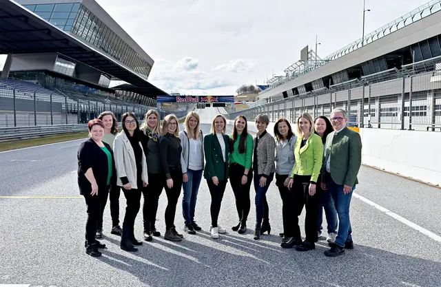 Isabella Painhapp (Mitte) mit ihrem Team und Vorsitzenden Michael Hausleitner.  | Foto: Erlebnisregion Murtal