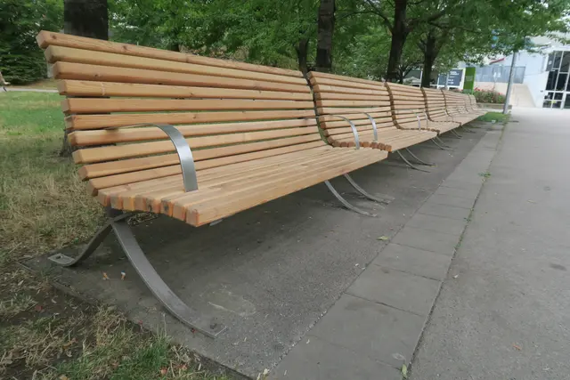 Am Mittwochabend soll ein 25-Jähriger ein auf einer Parkbank sitzendes Pärchen belästigt und den Mann mit einer Schere verletzt haben. (Symbolbild) | Foto: Patricia Hillinger/MeinBezirk