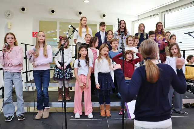 Der Kinderchor der Musikschule Kalsdorf ergänzte die Darbietungen auf der Bühne. Zusätzliche Spannung brachten mit brillanten Stimmen die Solisten in das Stück: Stella Hobiger, Jasmin Hofer, Amelie-Sophie Konrad, Verena Schindler, Alexander Stoicovici, Katharina Walcher und Livia Vollmann. | Foto: Edith Ertl