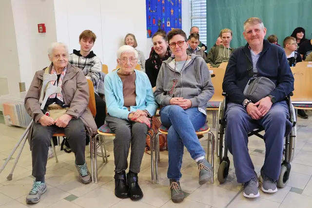 Unter den Besuchern genoss Beate Fank-Strohmeier mit Bewohnern des Pflegezentrums Amicalis die Aufführung.  | Foto: Edith Ertl