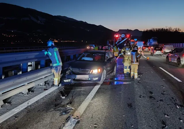 Bei dem hier gezeigten Auffahrunfall in Terfens wurde ein Jugendlicher verletzt. Auch auf der A12 in Volders kam es zu einem Auffahrunfall, und in Rum wurde eine 91-Jährige von einem Pkw erfasst. | Foto: zoom.tirol