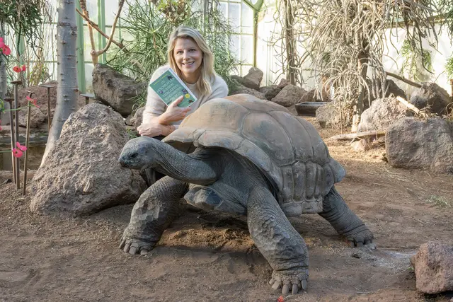 "Tiere und ihre Lebensräume sollen im wissenschaftlich geführten Tiergarten so natürlich wie möglich präsentiert werden", weiß Autorin Christina Gschwendtner – hier mit einer Seychellen-Riesenschildkröte. | Foto: Daniel Zupanc