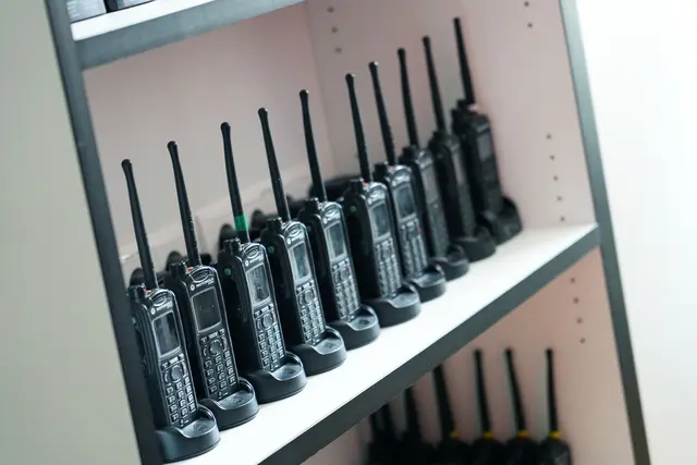 Etwa 13.500 Funkgeräte stehen Einsatzkräften von Feuerwehr, Rettung, Polizei, Leitstellen und Krisenstäben zur Verfügung. | Foto: Land Tirol/Brandhuber