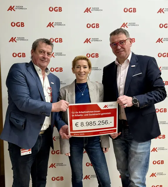 Vizepräsident Horst Pammer, Bezirksstellen-Assistentin Angelika Paar und Leiter der AKNÖ-Bezirksstelle St. Pölten Johannes Öllerer | Foto: AK St. Pölten