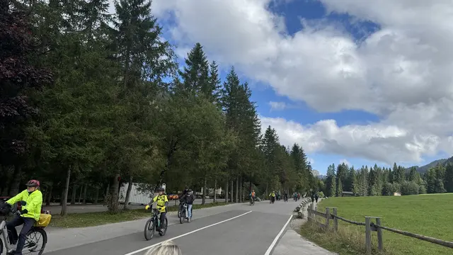 Die Zahl der Besucher am Vilsalpsee ist groß. Sie kommen mit dem Rad oder dem Bummelzug, natürlich auch zu Fuß. Rund um den See durften sie aber viele Jahre lang nicht wandern. | Foto: MeinBezirk/Günther Reichel