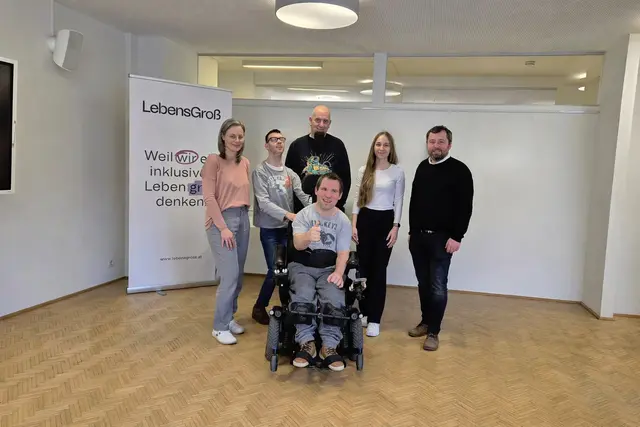 Das Verkehrsplanungsbüro Triagonal, LebensGroß und Chance B Carsharing haben die Barrierefreiheit im Mikro-ÖV beurteilt. Am Foto: Stephanie Burgschwaiger, Kevin Neuhauser, Christoph Zetinigg, Lea Tauber und Georg Huber (v. l.) sowie Christian Fast (vorne) | Foto: F.I.M