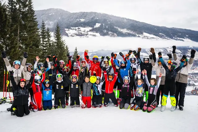 Ski-Star Laurie Taylor zeigte den Kindern am Kreischberg ein paar Tricks.  | Foto: Lucas Pripfl