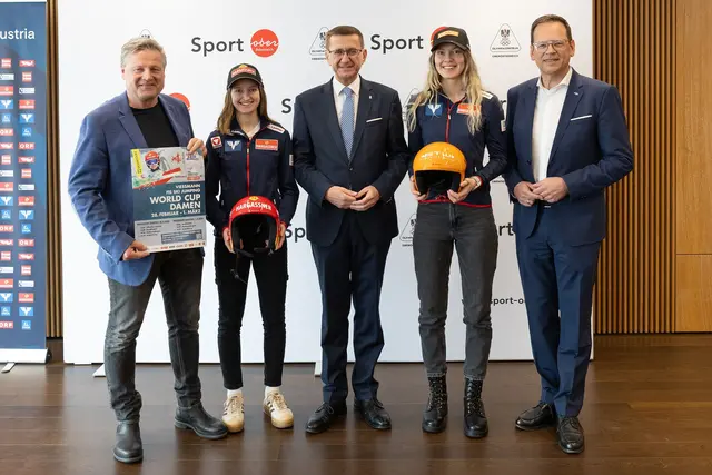 v.l.: Bernhard Zauner (Präsident &amp; OK-Chef UVB Hinzenbach), Julia Mühlbacher (Skispringerin), Wirtschafts- und Sport-Landesrat Markus Achleitner, Hannah Wiegele (Skispringerin), Klaus Kumpfmüller (Präsident Landesskiverband OÖ).  | Foto: Land OÖ/Daniela Sternberger