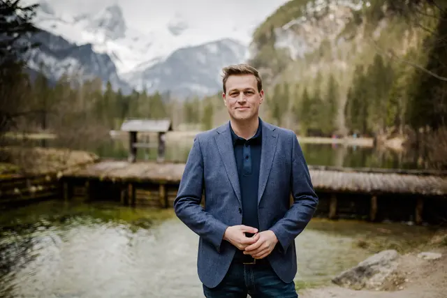 Umwelt- und Klima-Landesrat Stefan Kaineder informiert über die Gewässererwärmung im Bezirk. | Foto: Land OÖ