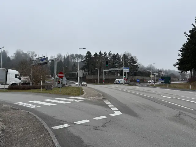Die Ampelanlage auf der Traunufer-Landesstraße in Thalheim soll nun erneuert werden: Es kommt zu Sperren. | Foto: MeinBezirk