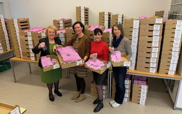 Präsidentin der Volkshilfe Burgenland Verena Dunst, ÖGB-Landesfrauenvorsitzende Bianca Graf, FSG-Landesfrauensekretärin Caroline Kolonovits und Projektleiterin von Mamas Küche/S’Kekserl Erika Gülli präsentieren die Packerl. | Foto: Volkshilfe Burgenland