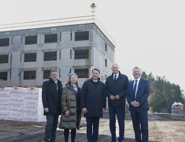Bei der traditionellen Gleichenfeier des LPBZ Christkindl machten sich Manfred Haimbuchner (m.), Christian Dörfel (2.v.r.), Harald Schöffl (1.v.r.), die Annemarie Dieplinger (2.v.l.) und der Direktor des LPBZ Christkindl Horst Konrad (1.v.l.) ein Bild von der Baustelle.  | Foto: Land OÖ/Daniel Kauder,