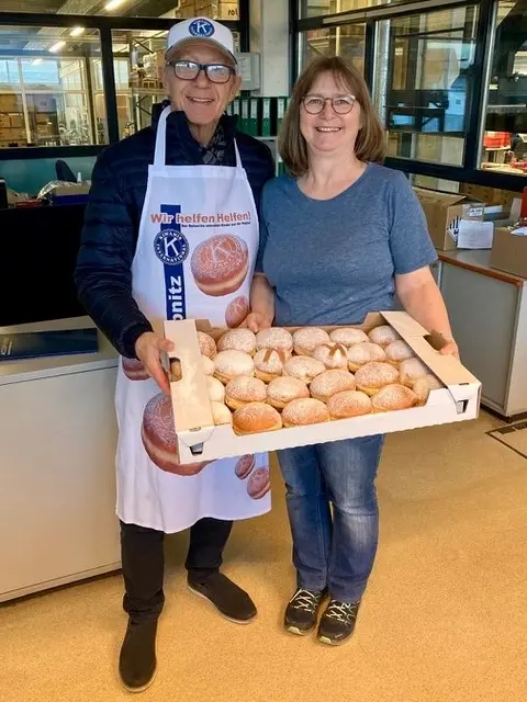 Heuer verkauften die Kiwanis Club Mitglieder Leibnitz 15.000 Krapfen für den guten Zweck. | Foto: Kiwanis