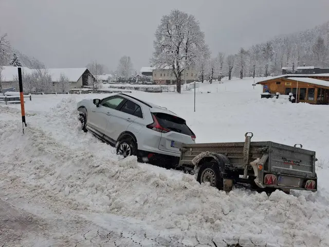 Im Kernhofer Ortsgebiet landete ein PKW mit Anhänger bei schneeglatter Fahrbahn im Bachbett. | Foto: FF Kernhof