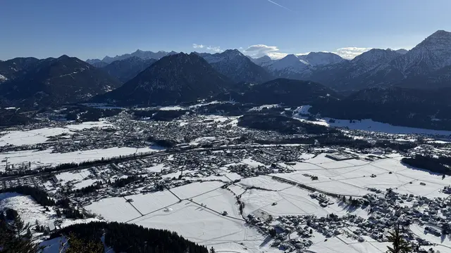 Der Blick von oben auf den Talkessel von Reutte, in der Bildmitte erkennt man Lechaschau.  | Foto: MeinBezirk/Günther Reichel