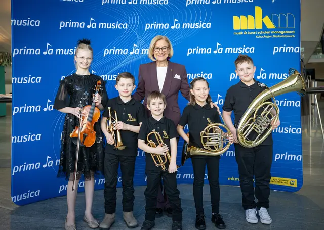 Landeshauptfrau Johanna Mikl-Leitner mit Geigerin Sophia aus der Musikschule Alpenvorland und dem Blechbläserensemble „Hornados“ Peter, David, Annabelle und Sebastian aus der Musikschule Orth a. d. Donau. | Foto: NLK Pfeffer