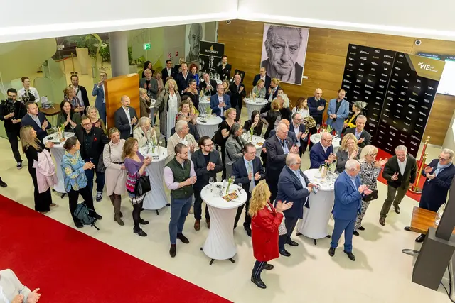 Über 100 geladene Gäste aus Kunst, Wirtschaft und Diplomatie besuchten die Vernissage im VIP Terminal des Flughafen Wien.
 | Foto: Flughafen Wien
