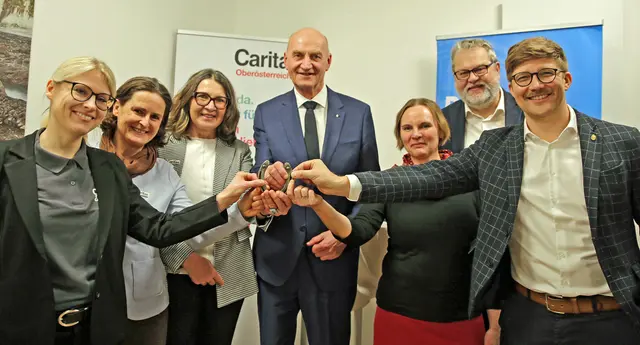 Cornelia Prielhofer (Gesundheitsförderungsprojekt Meander), Caritas-Geschäftsleiterin Doris Wurm, Sonja Zauner (Servicestelle Pflegende Angehörige), Sozial-Landesrat Christian Dörfel, Veronika Rechberger (Sozialberatung), Caritas-Vorstand Martin Gruber und Florian Stiefler (Präsident Round Table 46 Eferding-Donautal) (v.l.).
 | Foto: Caritas