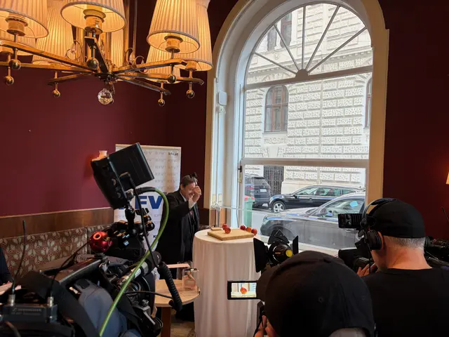 Physiker Werner Gruber zeigt in einem Experiment mit einem Apfel und einem Hammer eindrucksvoll, wie gefährlich ein Sturz mit einem E-Scooter sein kann.  | Foto: Maximilian Sumereder/MeinBezirk