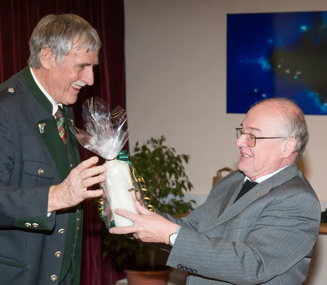 Peter Brauchart (r.), der traditionell ein Kurzreferat hielt, freute sich über die schöne Kerze von EVI-Obmann Christoph Kremser. | Foto: EVI