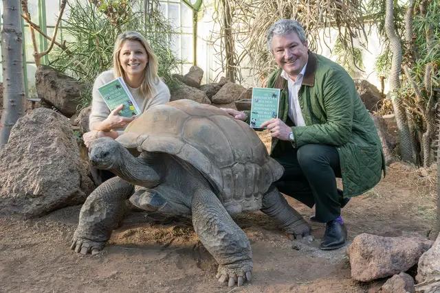 Autorin Christina Gschwendtner und Zoodirektor Stephan Hering-Hagenbeck freuen sich über das neue Buch – und die Seychellen-Riesenschildkröte natürlich auch. | Foto: Daniel Zupanc